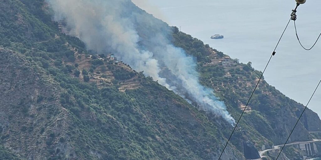 Grande incêndio na serra entre Gliaca e Gioiosa Marea: medo na estrada recentemente reaberta