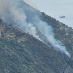 Grande incêndio na serra entre Gliaca e Gioiosa Marea: medo na estrada recentemente reaberta