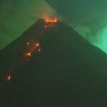 Imagens espetaculares do meteoro explodindo acima de um vulcão em erupção nas Filipinas