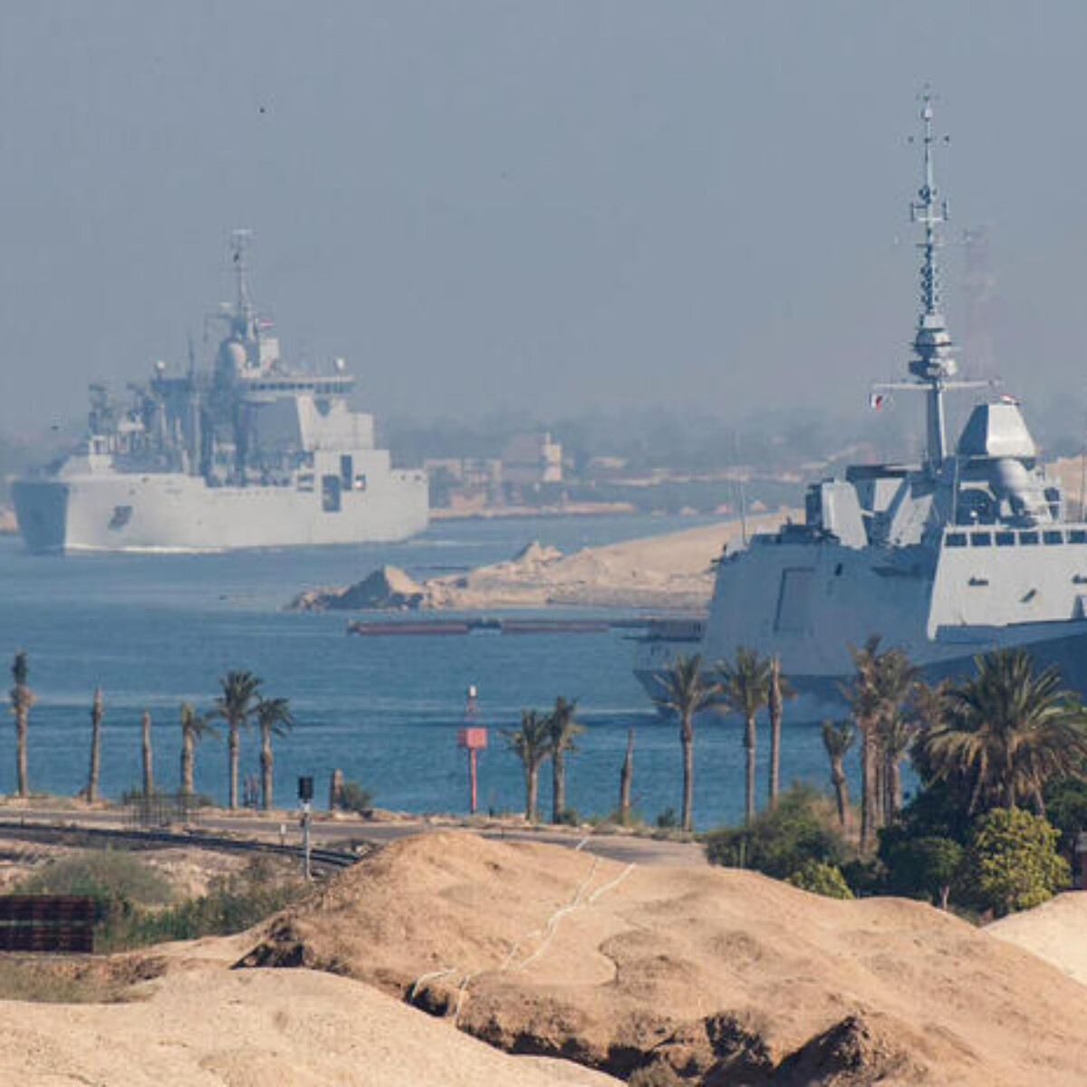 TOPSHOT - Uma foto divulgada pela Marine Nationale (Marinha Francesa) em 6 de maio de 2026 mostra o Carrier Strike Group da Marinha Francesa que inclui o porta-aviões Charles de Gaulle (invisível) e sua escolta transitando pelo Canal de Suez a caminho do sul do Mar Vermelho para se pré-posicionar para uma possível missão de restaurar a navegação no Estreito de Ormuz. Washington acredita que está perto de chegar a um acordo com o Irão para reabrir o Estreito de Ormuz e acabar com a guerra, informou o meio de comunicação norte-americano Axios, citando duas autoridades norte-americanas. (Foto de Folheto / Marine Nationale / AFP) / RESTRITO A USO EDITORIAL - CRÉDITO OBRIGATÓRIO "FOTO AFP / MARINE NATIONALE (MARINHA FRANCESA)" - APOSTILA - SEM MARKETING SEM CAMPANHAS PUBLICITÁRIAS - DISTRIBUÍDO COMO SERVIÇO AOS CLIENTES