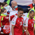 Nova doença para Eriksen: ele toca o peito e desmaia em campo na Dinamarca-Ucrânia. Mas ele está consciente e bem