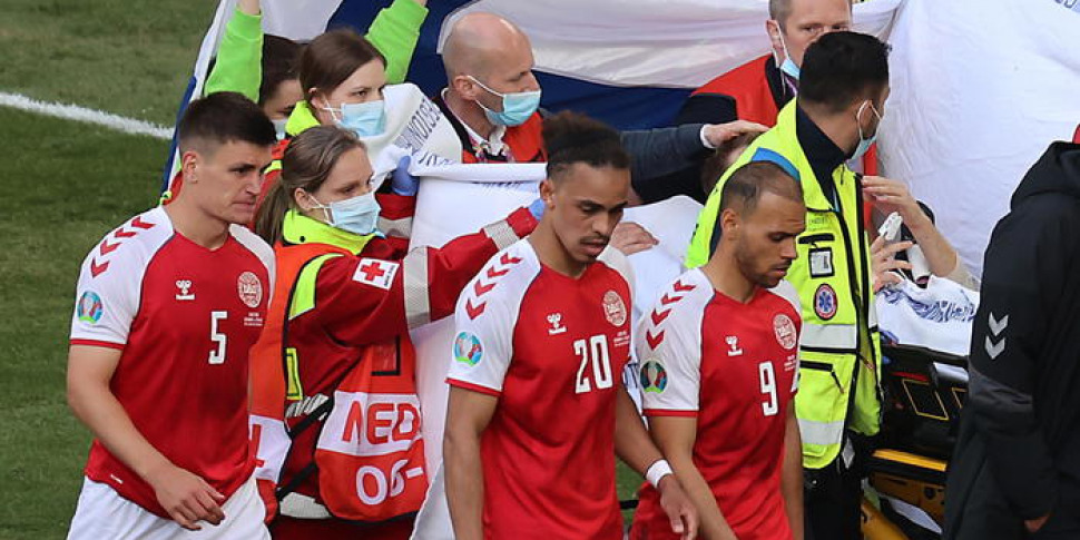 Nova doença para Eriksen: ele toca o peito e desmaia em campo na Dinamarca-Ucrânia. Mas ele está consciente e bem