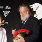 O gladiador Russell Crowe se diverte no tapete vermelho e ilumina Taormina