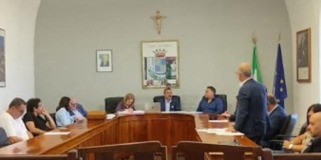 Primeiro conselho municipal de Tropea à sombra do... decreto do Tribunal