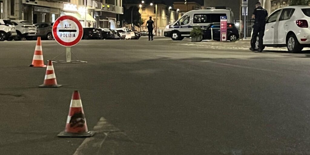 Reggio Calabria, noite de alta tensão: força o posto de controle e foge para o centro, sete licenças revogadas e nove motoristas embriagados