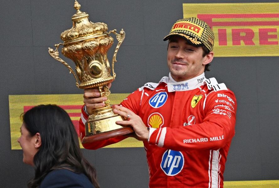Leclerc e Ferrari triunfam em Silverstone! Vitória à frente de Russell e Hamilton. Antonelli azarado (ele é 16º)