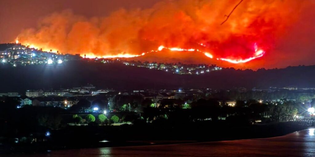 O grande incêndio em Squillace Lido foi apagado durante a noite e o medo dos moradores cessou
