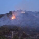 Grande incêndio entre Santa Maria di Ricadi e Joppolo: intervenção dos bombeiros, tráfego ferroviário suspenso