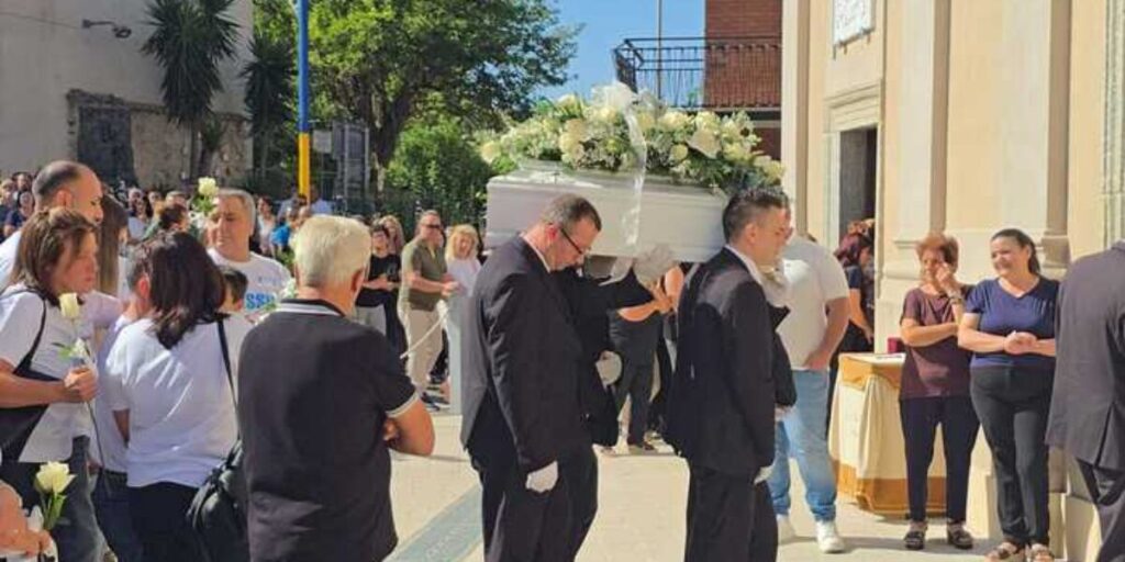 Igreja lotada em Zungri para última despedida do pequeno Alessio Pio, Ministério Público investiga as causas da morte