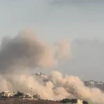Ataques cruzados, Teerã: bases dos EUA atingidas no Bahrein e no Kuwait. Dois petroleiros pegam fogo em Ormuz, mas os EUA negam