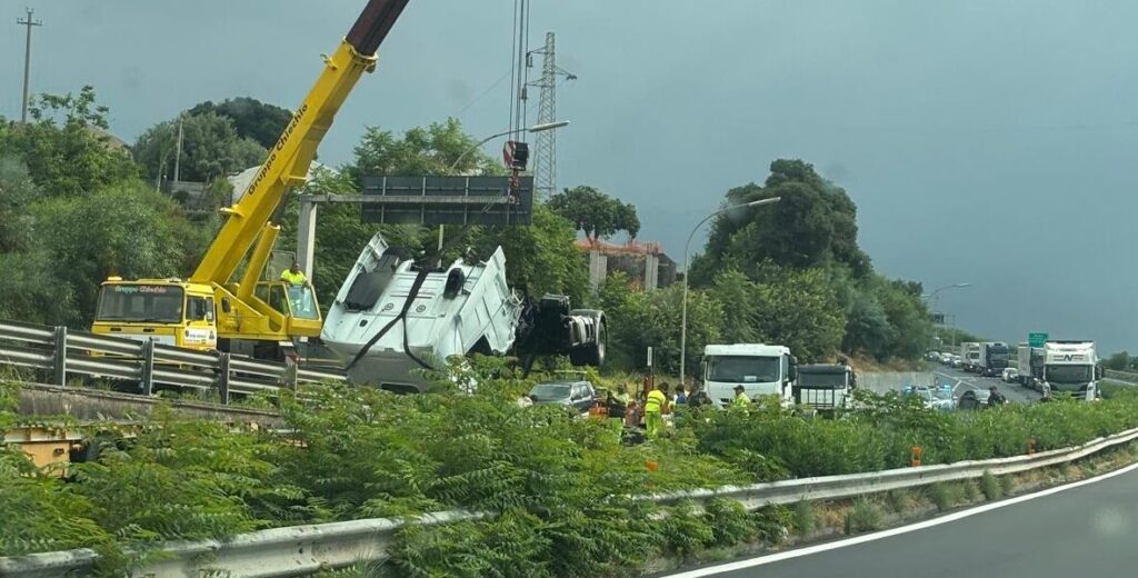 Caminhão bate no guardrail em Messina-Catania, entroncamento Fiumefreddo fechado e severas lentidão