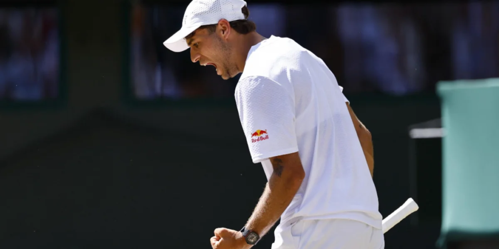 Cobolli nas quartas de final em Wimbledon: «Agora vou me recuperar com sorvete e macarrão de tomate, mas preciso de uma casa...»