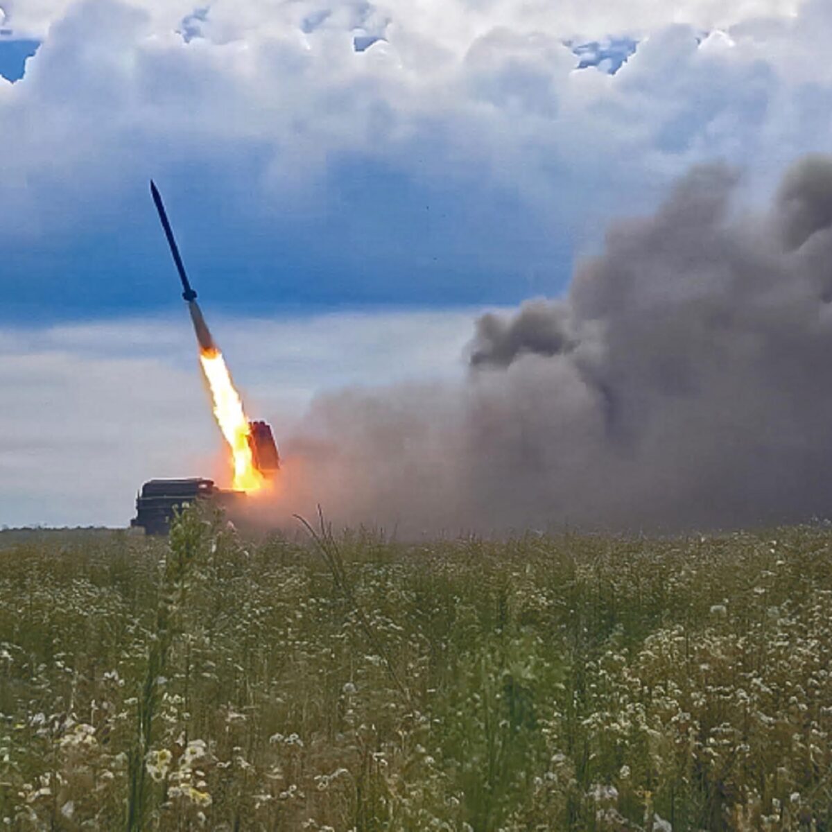 Um sistema russo de mísseis de lançamento múltiplo pesado Uragan de 220 mm, mísseis, mísseis Rússia