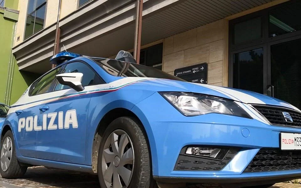 Ele chega de trem com meio quilo de droga e pega um táxi até a área do tráfico: mensageiro calabresa preso em Roma