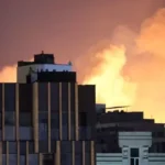 Escalada EUA-Irã sobre Ormuz: novos ataques, fogo antiaéreo em Teerã e a ameaça iraniana à infraestrutura do Golfo