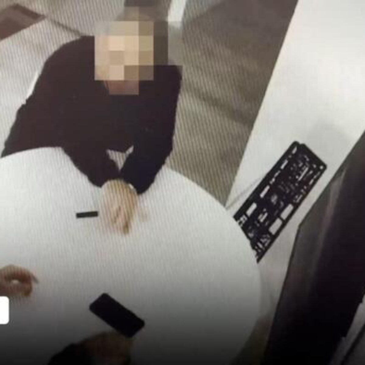 (QUADRO DO VÍDEO) Duas pessoas foram presas em Roma pelos carabinieri ROS por espionagem e acesso não autorizado a sistemas informáticos. O principal suspeito, um ex-membro do setor de inteligência italiano de 59 anos e ex-suboficial dos Carabinieri, é acusado de ter realizado atividades de espionagem em troca de dinheiro para um suposto agente dos serviços de inteligência russos, coberto por imunidade diplomática em Itália. O homem obteve informações através de seis fontes, incluindo quatro soldados ativos, todos sob investigação. 7 de julho de 2026. ANSA/CARABINIERI ROS + ESCRITÓRIO DE IMPRENSA, ESCRITÓRIO DE IMPRENSA, FOTO DE APOSTILA, SEM VENDAS, SOMENTE PARA USO EDITORIAL + NPK