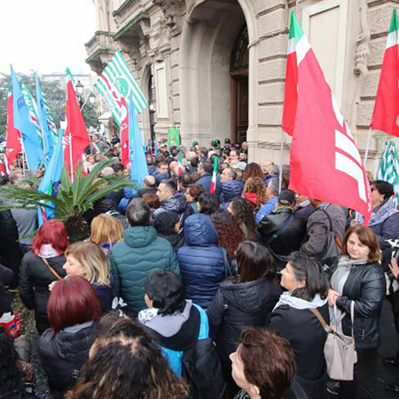 Uma manifestação de trabalhadores da LSU-LPU em frente à Prefeitura de Catanzaro