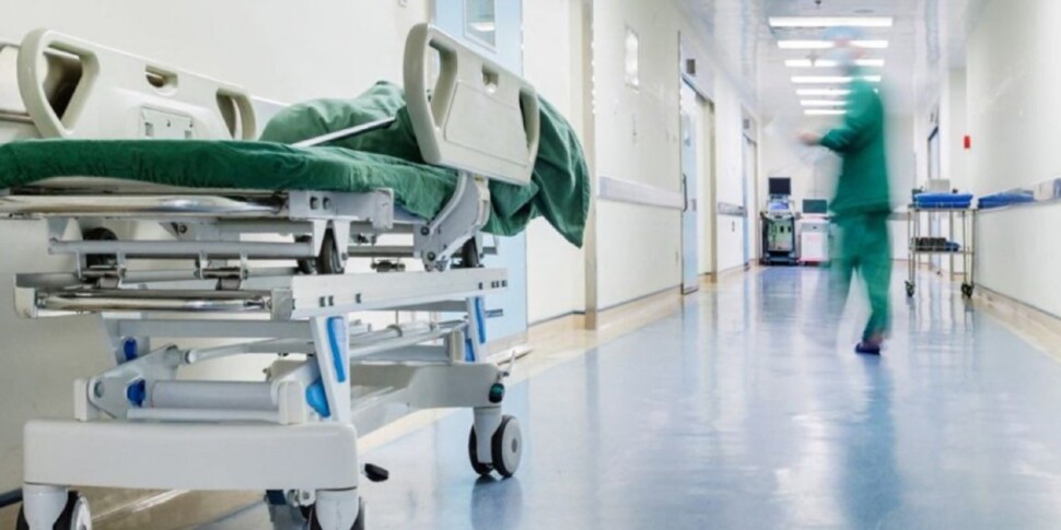 Idoso desaparece da enfermaria do hospital em Crotone, encontrado após 10 horas no porão trancado em um pequeno quarto