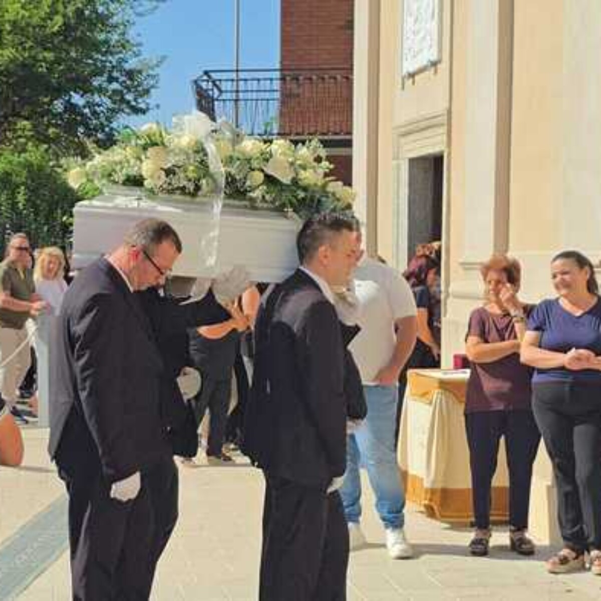 Uma igreja lotada e toda uma comunidade se reuniram em torno da família do pequeno Alessio Pio para o último adeus à criança de um ano e meio que faleceu no dia 22 de julho no hospital Catanzaro, após ser transferida do hospital Vibo Valentia. Sobre o assunto, ligado à suposta infecção por uma bactéria assassina, a Promotoria de Vibo Valentia abriu uma investigação, delegando as investigações ao Esquadrão Voador. No cartaz fúnebre, os familiares fizeram um apelo pedindo que eventuais doações fossem doadas ao Hospital Bambino Gesù, de Roma, transformando a memória da criança em um gesto de solidariedade para com outras crianças. O caixão da criança, em caixão branco, entrou na investigação acompanhado pelos pais e familiares, todos vestindo uma camiseta branca com a escrita Alessio em azul claro e um pequeno coração estilizado. A mãe segurava o brinquedo de um leãozinho com o qual seu filho brincava. Também esteve presente o prefeito de Zungri Serafino Fiamingo com a faixa tricolor que proclamou o luto da cidade durante todo o dia de hoje. Presidiu ao funeral o bispo da diocese de Mileto-Nicotera-Tropea, Attilio Nostro, que na sua homilia convidou a comunidade a não ceder ao desespero, definindo a morte de uma criança como um acontecimento que põe à prova a esperança de todos. O prelado exortou os fiéis a transformar a dor num compromisso concreto para com os últimos, os frágeis e os mais pequenos. Nosso Monsenhor indicou na presença das muitas crianças junto ao altar um sinal de esperança, sublinhando como são elas que ensinam aos adultos o significado do amor e da confiança mesmo diante de uma tragédia tão grande. O bispo agradeceu também à família de Alessio Pio o testemunho prestado num momento de imensa dor, destacando a escolha de “abençoar e não amaldiçoar”. O menino, concluiu o prelado, sai da comunidade com um testemunho baseado na solidariedade e no amor aos mais frágeis. A saída do pequeno caixão branco da igreja foi acompanhada pelo lançamento de balões brancos.