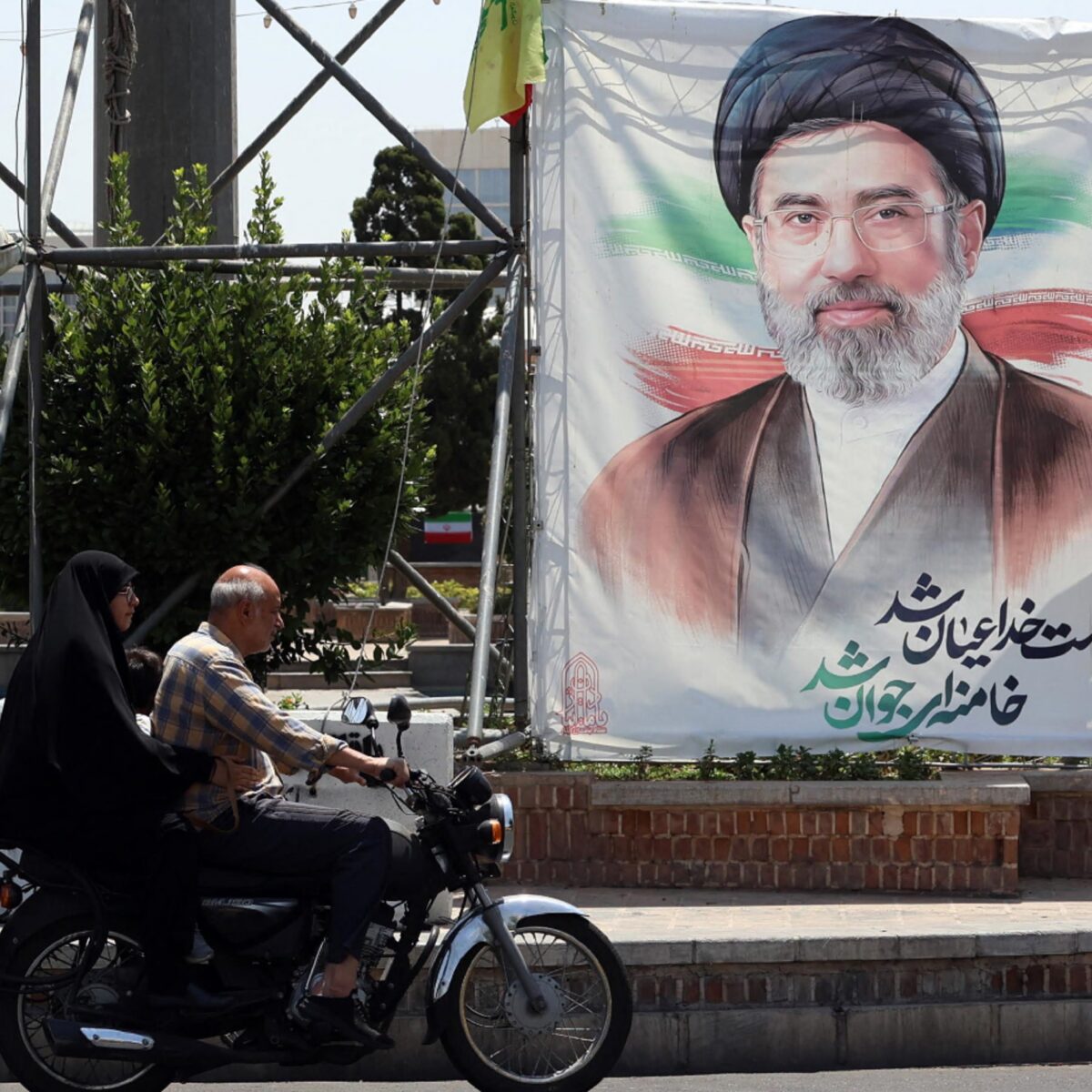 Aiatolá Mojtaba Khamenei em uma rua de Teerã