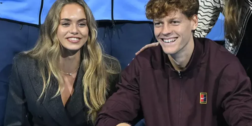 Jannik Sinner "surpreendeu" na Sardenha entre mergulhos e beijos ardentes com sua namorada Laila
