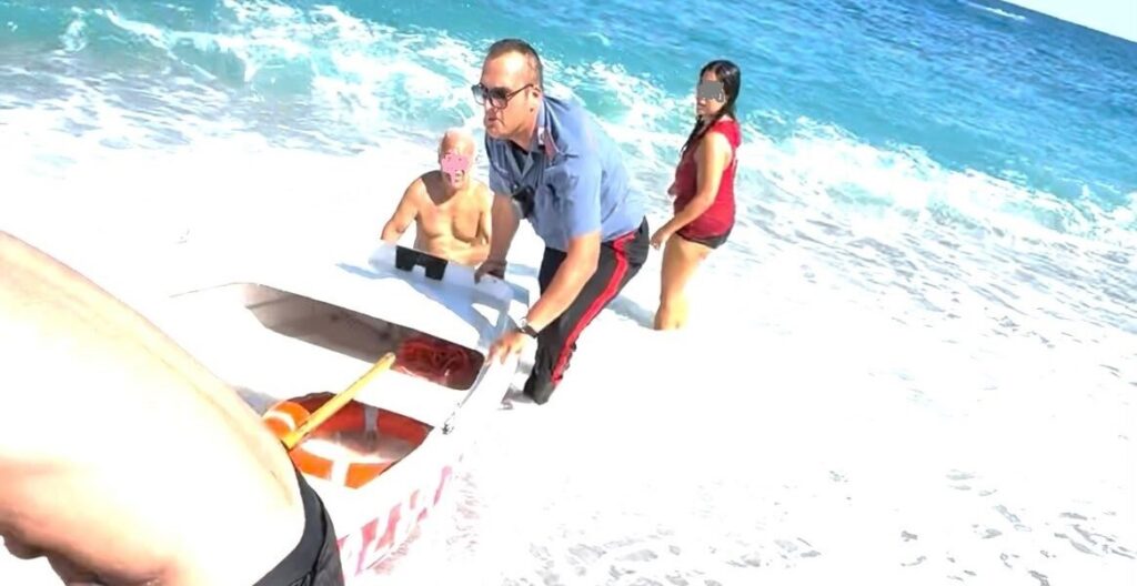 Medo em Capo d'Orlando, turista corre o risco de se afogar devido ao mar agitado: salvo por um policial