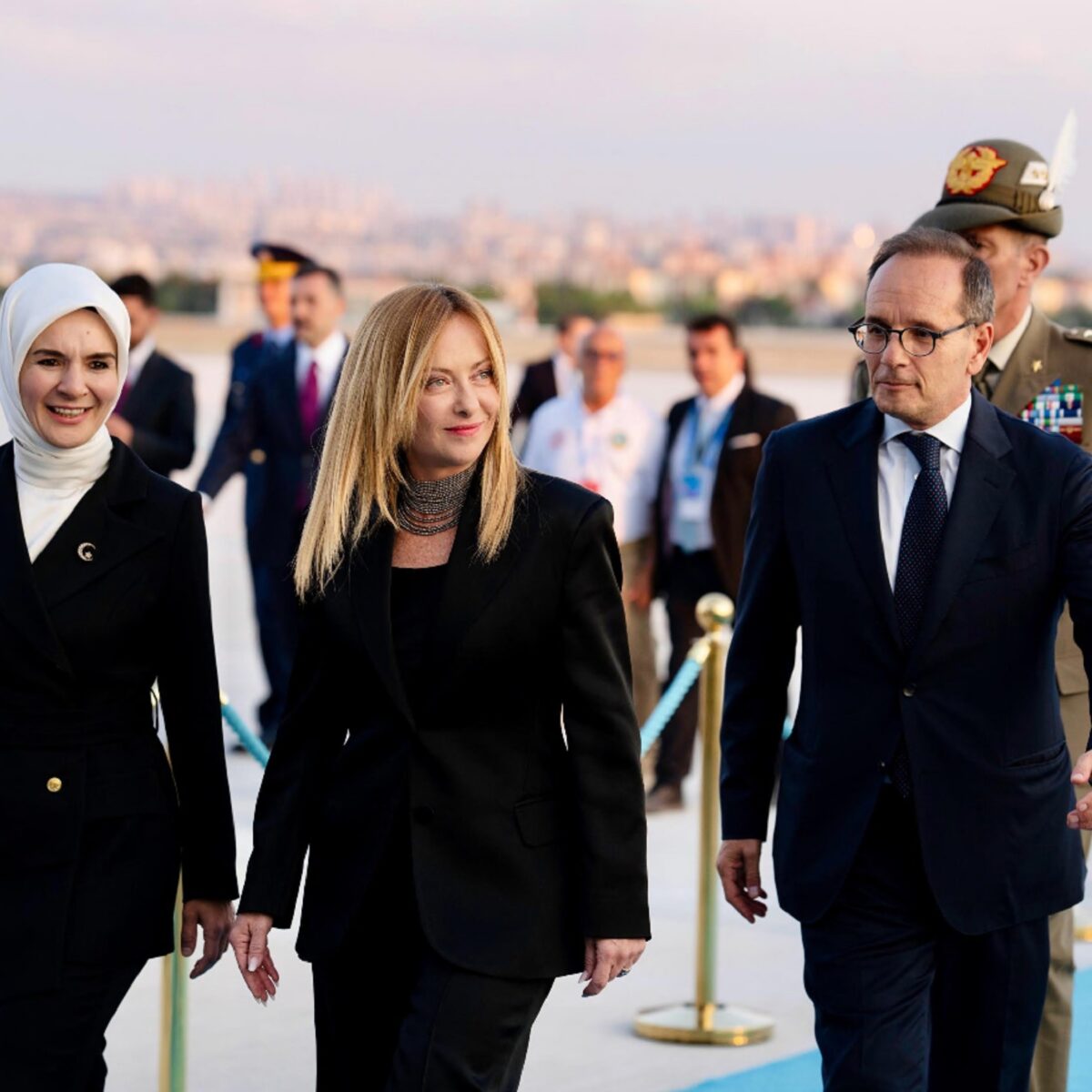 A primeira-ministra Giorgia Meloni desembarcou em Ancara para a cimeira da NATO