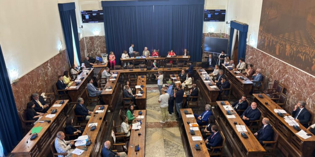 Messina, a Câmara Municipal tomou posse: Massimiliano Minutoli é o novo presidente. Briga na Câmara pela eleição de vice-presidentes FOTO | VÍDEO