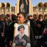 'Morte à América': Milhares de pessoas choram na Grande Mesquita de Teerã por Khamenei. Cerimônia de seis dias