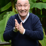 «Não tenho máscaras, sou sempre eu dentro e fora dos teatros». Maurizio Battista no Coral Garden em Messina