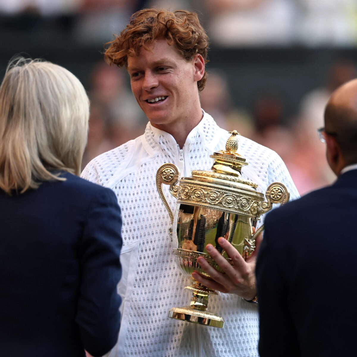 epa13107478 Jannik Sinner, da Itália, reage após uma pausa no quarto set durante a final de simples masculino contra Alexander Zverev, da Alemanha, no Campeonato de Wimbledon em Londres, Grã-Bretanha, 12 de julho de 2026. EPA/NEIL HALL
