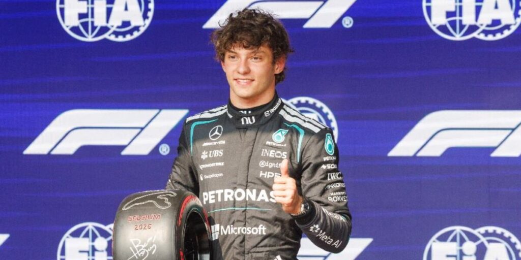 O triunfo de Antonelli na Bélgica: a Ferrari de Leclerc está em segundo, Hamilton em quarto. Russel se aposentou