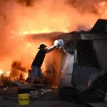 Outro ataque russo a Kiev, um edifício residencial atingido: 10 mortos. Polônia lança caças