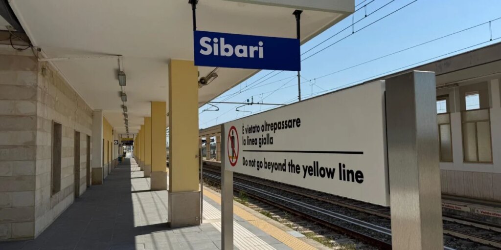 Plataformas, elevadores e calçadas acessíveis: obras no valor de 19 milhões nas estações Crotone e Sibari