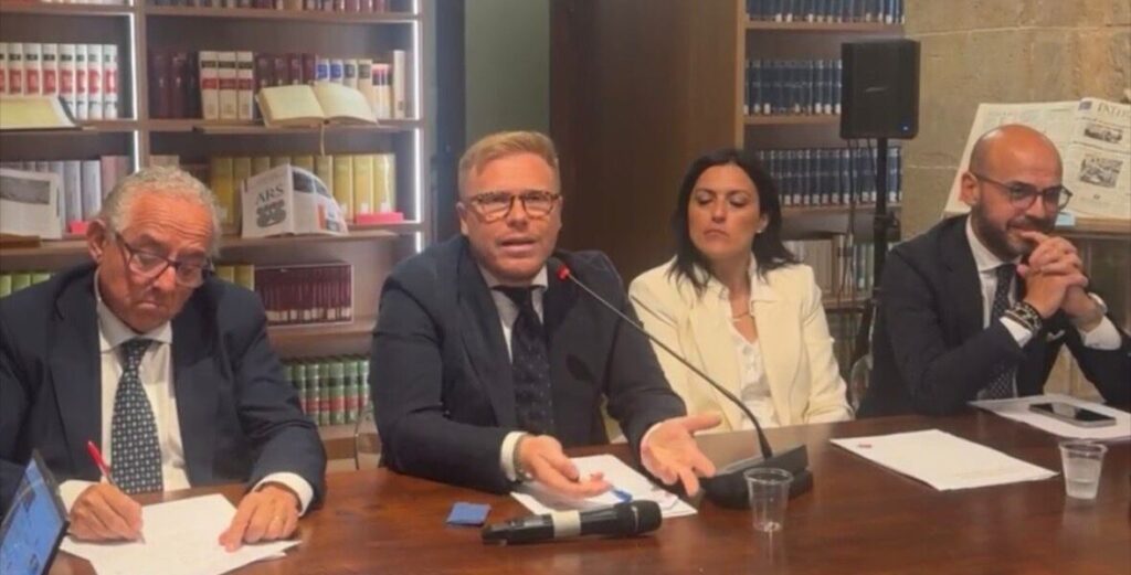Vardera relança a sua candidatura à liderança da Sicília: “Sem retrocessos, corro como presidente”. Tem também Alessandro De Leo