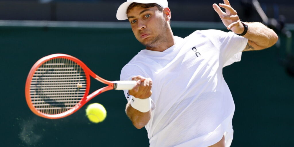 Wimbledon está cada vez mais azul, Cobolli vence De Minaur em 3 sets e volta às quartas de final. Agora chance contra Fery