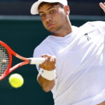 Wimbledon está cada vez mais azul, Cobolli vence De Minaur em 3 sets e volta às quartas de final. Agora chance contra Fery