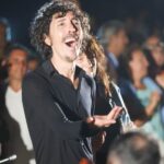 Êxtase em Argimusco, milhares de almas dançando para Battiato no rito solene do festival lírico "Teatri di Pietra"