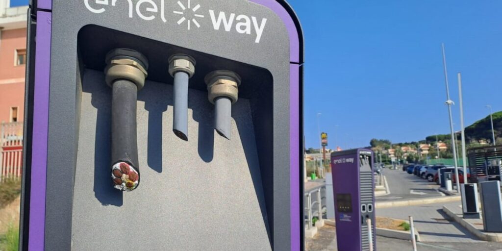 Caça ao ouro vermelho em Messina: cabos de cobre de estações de carregamento para carros elétricos roubados