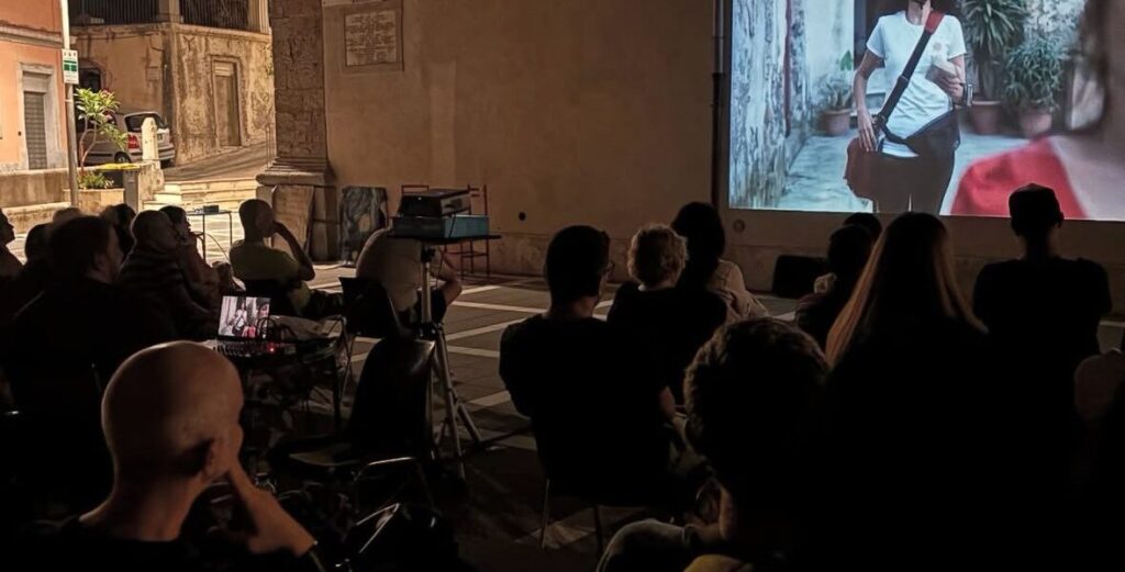 Cinema na praça: “Accussì”, festival de curtas-metragens de Giampilieri, está de volta.