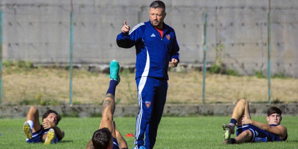 Cosenza, Mister Coppitelli: «Não queremos um campeonato banal». Dalmazzi e Pascalau chegam na defesa