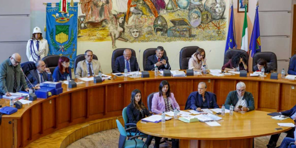 Cosenza, o conselho pronto para se armar contra polêmicas e ataques