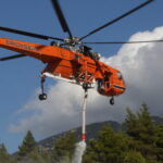 Dois helicópteros de combate a incêndios colidiram na Grécia: dois pilotos morreram. Primeiro-ministro: situação “extremamente difícil”