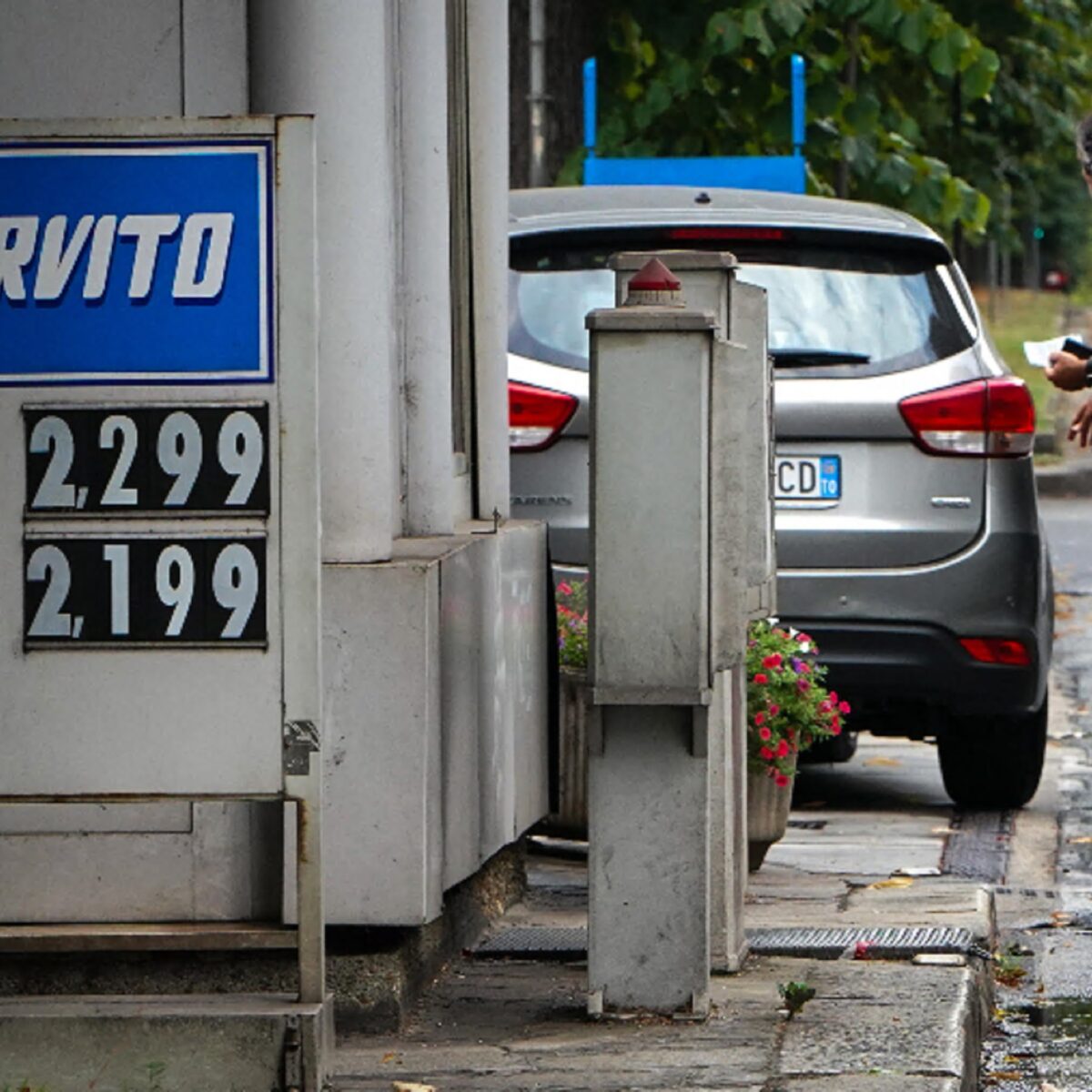Preço da gasolina volta a ficar acima dos 2 euros num posto de gasolina no centro da cidade