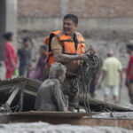 Inundação entre o Nepal e o Tibete: pelo menos 95 mortos, 291 estrangeiros não rastreáveis. Dois italianos envolvidos: “8 horas presos em um ônibus”
