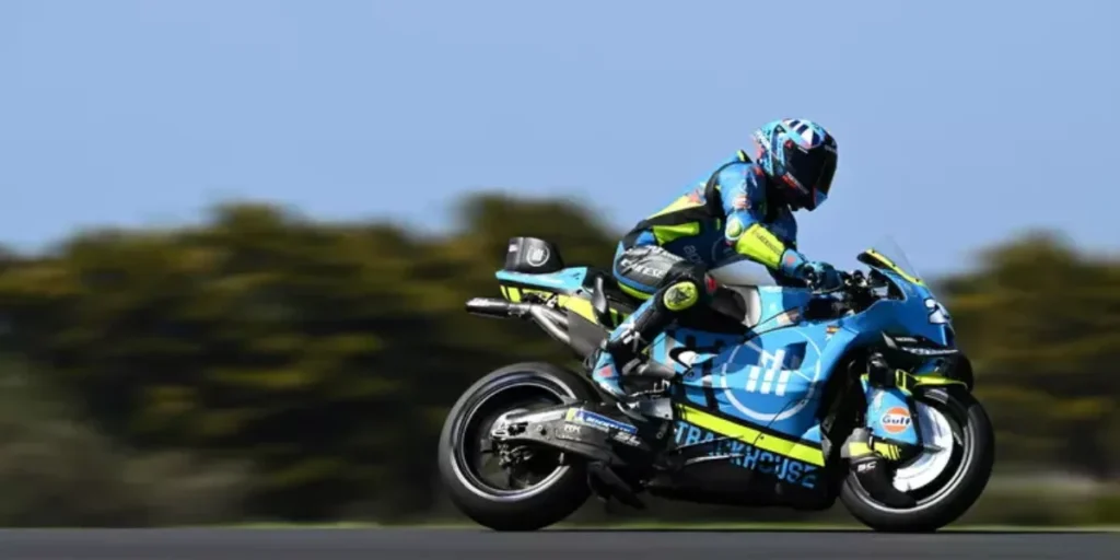 MotoGP, Raul Fernandez triunfa em Silverstone. Martin e Bezzecchi no pódio