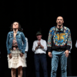 Nesse “carrossel” nosso presente de ficções e medos. «Calcinculo» de Enrico Castellani e Valeria Raimondi abriu o Festival Cortile Teatro