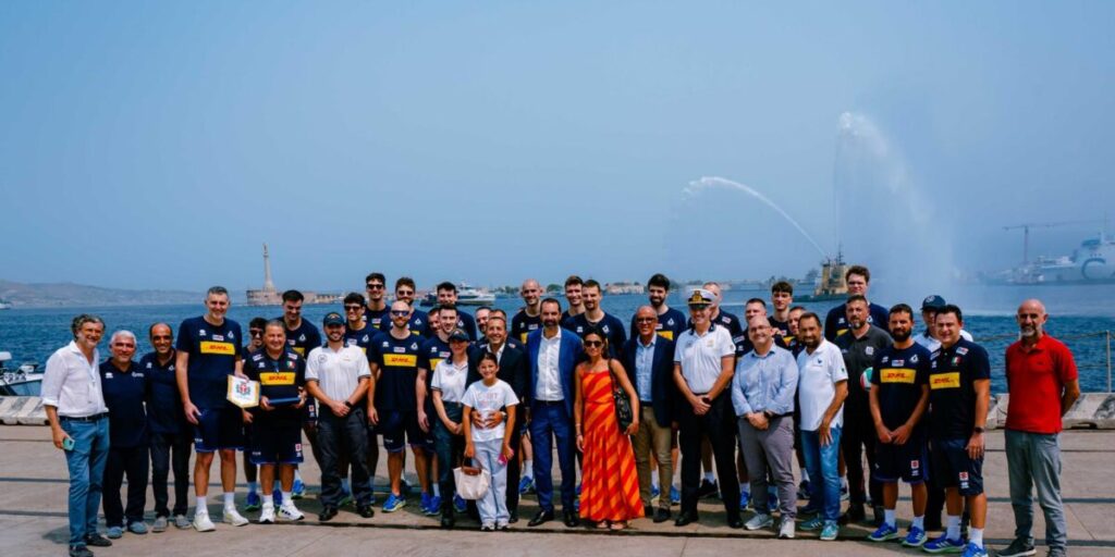 O Italvolley masculino chegou a Messina. Grande expectativa para os amistosos com Cuba e Brasil. Basile: “Feliz por ter você aqui, estamos torcendo por você”