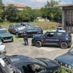 Oficina ilegal e cemitério de automóveis numa área de 1.200 m2: apreensão e denúncia da polícia florestal na zona de Vibonese