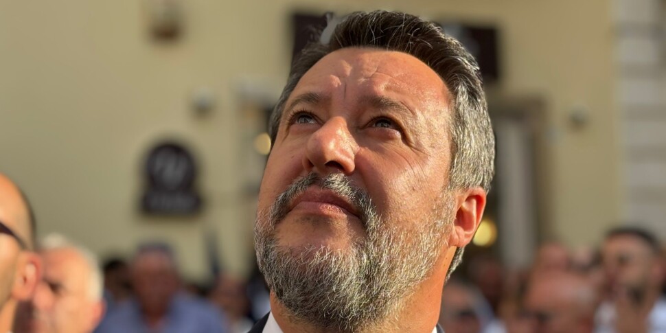 Salvini desafiou no concerto de De André: «Ninguém pode decidir que música posso ouvir»